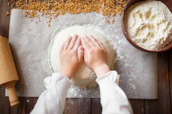 Detalhe de mãos amassando a massa de farinha — Fotografia de Stock