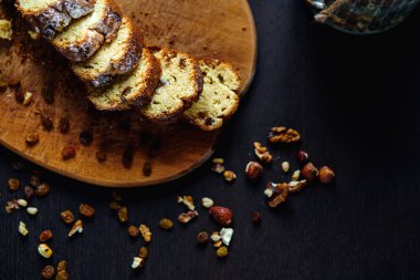 Kuru üzüm ve fındık ile pişmiş ekmek