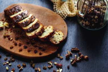 Kuru üzüm ve fındık ile pişmiş ekmek