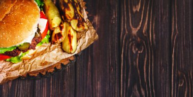 Marul ve mayonez se ile ev yapımı sığır eti hamburger closeup