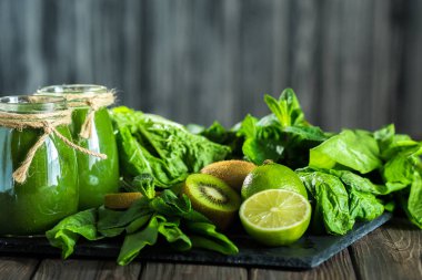 Taş gemide, ahşap malzemelerle karışık yeşil smoothie