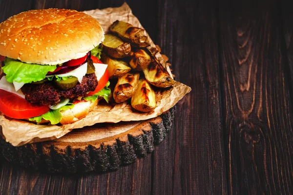 Primer plano de hamburguesas de carne caseras con lechuga y mayonesa se —  Fotos de Stock