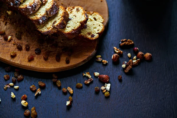 Kuru üzüm ve fındık ile pişmiş ekmek — Stok fotoğraf