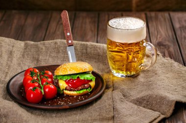 Ev yapımı sığır eti burger ve taze sebze glas ile Kil çanak üzerinde