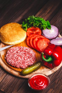 Ham zemin sığır eti hamburger biftek pirzola ile baharat, peynir