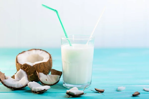 Copo de leite de coco na mesa de madeira azul. Foco seletivo — Fotografia de Stock