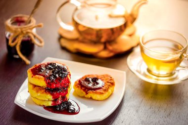 yeşil, papatya çayı ile beyaz tabakta tatlı peynirli gözleme