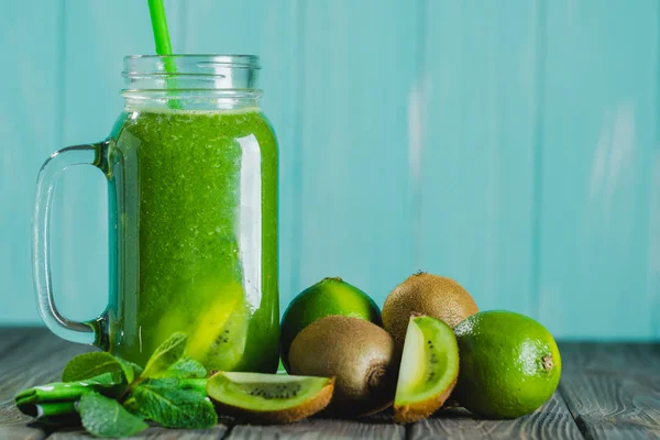 Misturado smoothie verde com ingredientes na mesa de madeira selectiv — Fotografia de Stock