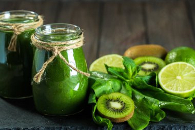 Taş gemide, ahşap malzemelerle karışık yeşil smoothie