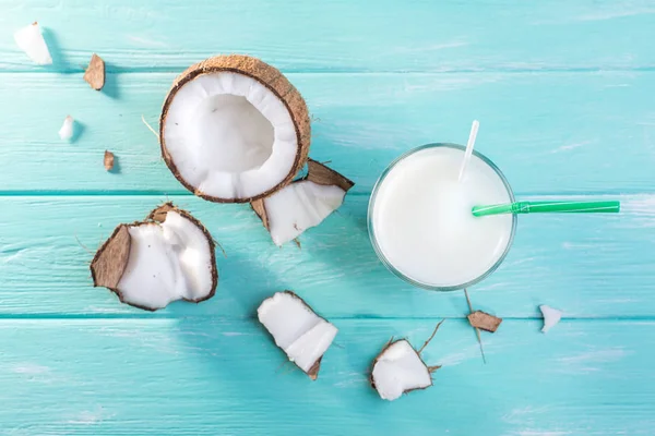 Szklanka mleka kokosowego na niebieskim drewnianym stole. Selektywny fokus — Zdjęcie stockowe