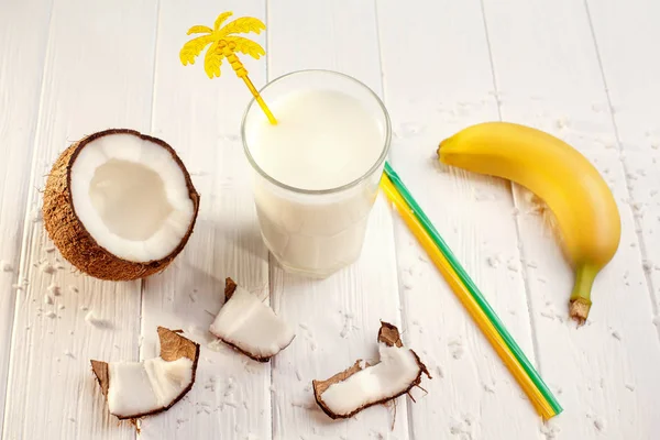 Copo de leite de coco na mesa de madeira branca, bananas. Tropical . — Fotografia de Stock