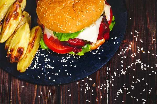 Närbild av hemgjorda beef burger med sallad och potatis serveras — Stockfoto