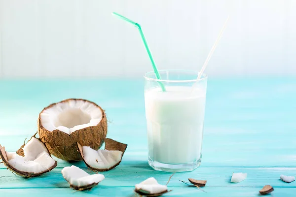 Copo de leite de coco na mesa de madeira azul. Foco seletivo — Fotografia de Stock