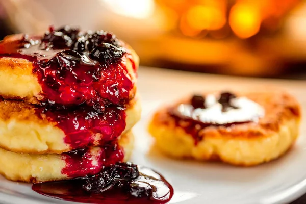 Süßkäse-Pfannkuchen auf weißem Teller mit grünem Kamillentee — Stockfoto