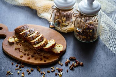 Kuru üzüm ve fındık ile pişmiş ekmek
