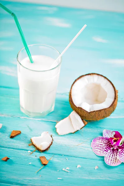 Copo de leite de coco na mesa de madeira azul. Decorado com Cocon — Fotografia de Stock