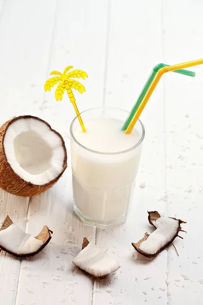 Copo de leite de coco na mesa de madeira branca. Foco seletivo — Fotografia de Stock