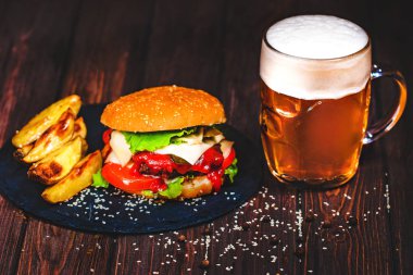 Ev yapımı lezzetli, ağız sulandıran sığır eti burger marul ile ve