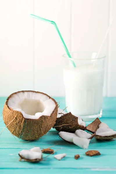 Copo de leite de coco na mesa de madeira azul. Foco seletivo — Fotografia de Stock