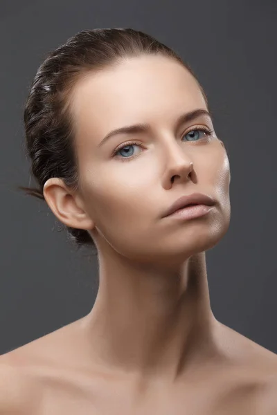 Porträt des schönen weiblichen Modells auf grauem Hintergrund — Stockfoto