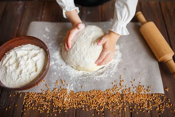 Detalj av händer knåda degen — Stockfoto