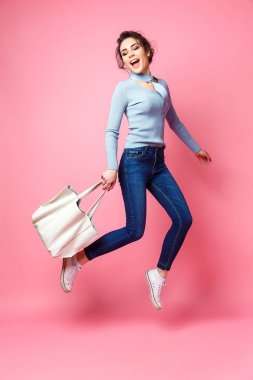 Neşeli kadın çanta ile atlama