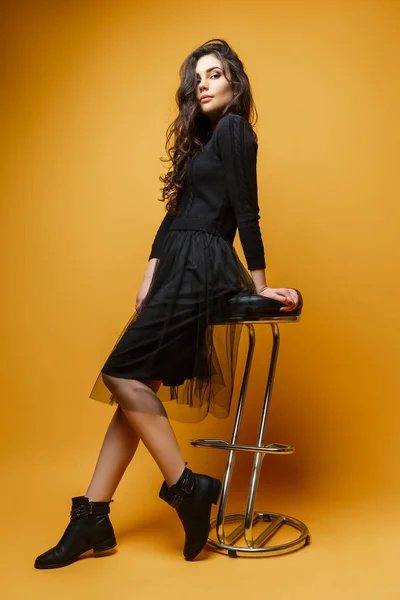 Joven mujer con estilo en silla — Foto de Stock