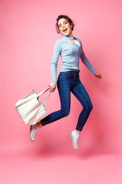 Mulher alegre pulando com bolsa — Fotografia de Stock