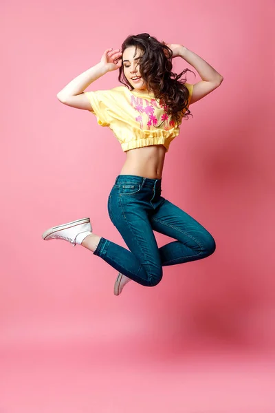 Mujer bastante feliz saltando — Foto de Stock