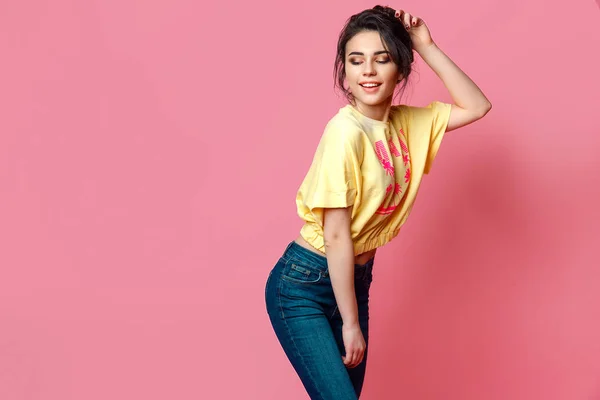 Menina adolescente atraente funky em camiseta amarela — Fotografia de Stock