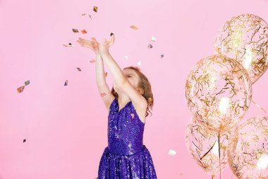 Pembe elbise kutlayarak mutlu kız