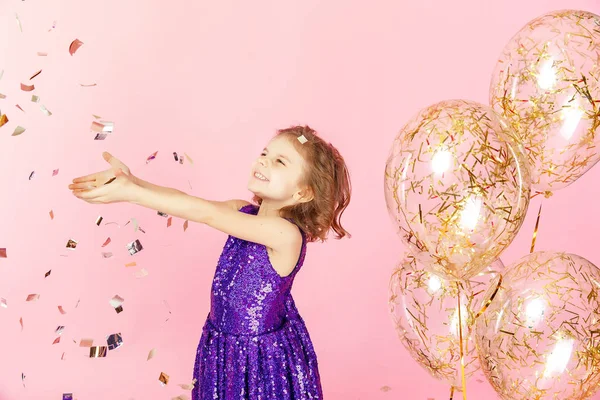 Menina feliz em vestido rosa comemorando — Fotografia de Stock