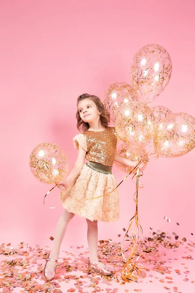 Menina feliz segurando um monte de balões — Fotografia de Stock