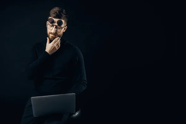 Мислення людини в окулярах з ноутбуком — стокове фото