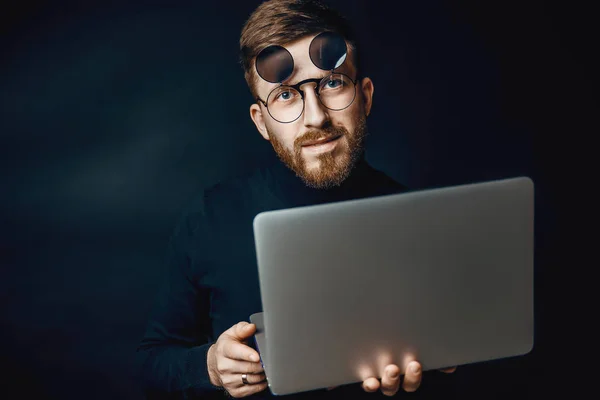 Портрет красивої брюнетки бородатий чоловік працює в офісі з використанням срібного ноутбука — стокове фото