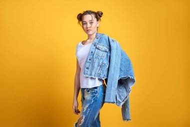 Neşeli kadın rahat denim giysileri