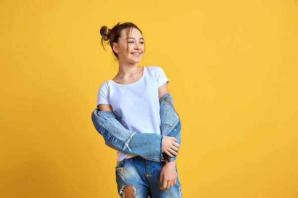 Mulher alegre em roupas de ganga casual — Fotografia de Stock