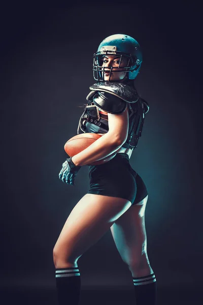 Mulher competitiva com bola de rugby — Fotografia de Stock