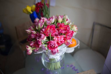 Hafif bir arka plan üzerinde izole hafif Pembe Lale buketi. Tatil kartı.