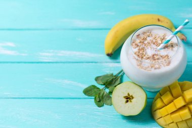 Mango ve Hindistan cevizi ile gece yulaf