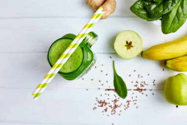 Mango smoothie muz ve ıspanak ile