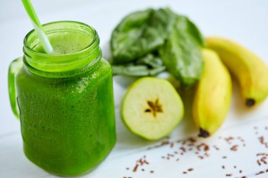 Mango smoothie muz ve ıspanak ile