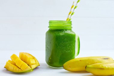 Mango smoothie muz ve ıspanak ile