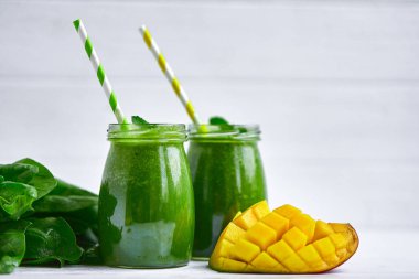Mango smoothie muz ve ıspanak ile