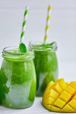 Mango smoothie muz ve ıspanak ile