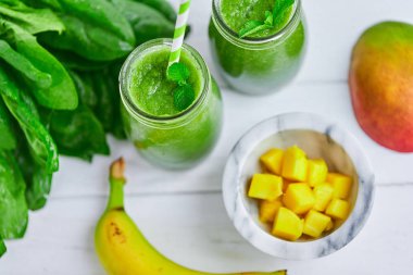 Mango smoothie muz ve ıspanak ile
