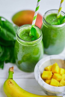 Mango smoothie muz ve ıspanak ile