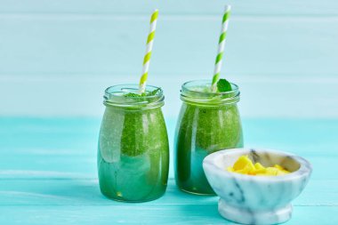 Mango smoothie muz ve ıspanak ile