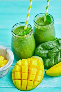 Mango smoothie muz ve ıspanak ile