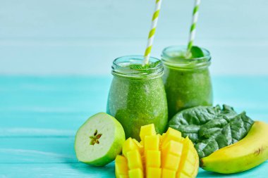 Mango smoothie muz ve ıspanak ile